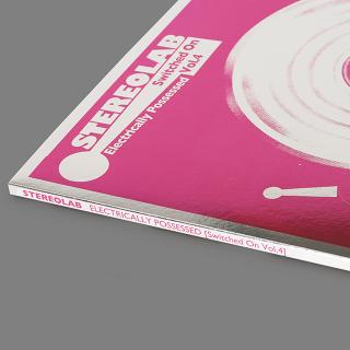 STEREOLAB / 再始動したステレオラブが23年振りにシングル集シリーズの最新作『Electrically Possessed [Switched On Volume 4]』を2月26日にリリース決定! 数量限定のTシャツ・セットも同時発売決定! 先行シングル「Dimension M2」を解禁!