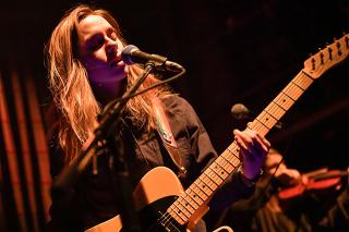 Julien Baker ライブ・レポート / 華奢なカラダに宿した圧倒的なポテンシャルと、天使の歌声。パンク/エモのルーツすら覗かせた超満員の初来日公演。