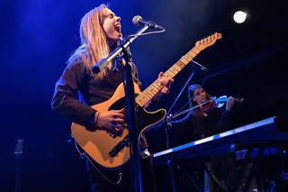 Julien Baker ライブ・レポート / 華奢なカラダに宿した圧倒的なポテンシャルと、天使の歌声。パンク/エモのルーツすら覗かせた超満員の初来日公演。