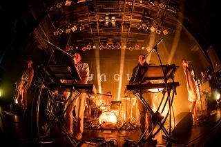JUNGLE / クールでセクシーなネオ・ソウルの誘惑。踊り酔いしれ乱れる夜!ジャングル、待望の単独公演のライブ・レポートを公開!