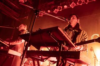 JUNGLE / クールでセクシーなネオ・ソウルの誘惑。踊り酔いしれ乱れる夜!ジャングル、待望の単独公演のライブ・レポートを公開!