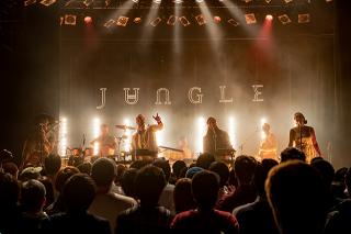 JUNGLE / クールでセクシーなネオ・ソウルの誘惑。踊り酔いしれ乱れる夜!ジャングル、待望の単独公演のライブ・レポートを公開!