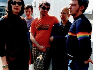 STEREOLAB / 再始動したステレオラブが23年振りにシングル集シリーズの最新作『Electrically Possessed [Switched On Volume 4]』から新たに「Household Names」が公開!アルバムは2月26日にリリース!数量限定のTシャツ・セットも同時発売決定!