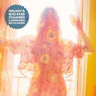 Melody's Echo Chamber / ビーチ・ハウスやステレオラブらが引き合いに出されるフランスの人気ドリーム・ポップ・バンド、メロディーズ・エコー・チャンバーが最新作『Emotional Eternal』を発表! 新曲「Looking Backward」をMVと共に公開中!