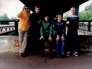 STEREOLAB / 再始動したステレオラブが23年振りにシングル集シリーズの最新作 『Electrically Possessed [Switched On Volume 4]』から 新たに「The Super It」を解禁! アルバムは2月26日にリリース! 数量限定のTシャツ・セットも同時発売決定!