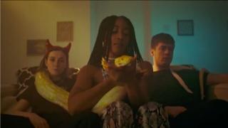 Sorry /  次世代UKインディ/オルタナ・シーンの最注目株、ソーリーが待望のデビュー・アルバム『925』より新曲「Snakes」を解禁!ファッション界も熱い視線を送るヴォーカル、アーシャ・ローレンスが監督を務めたMVも公開!