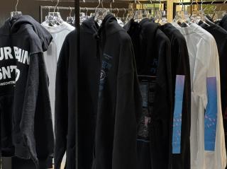 伊勢丹新宿店にてBEATINKのPOP-UP開催中 歴史に残る名盤から、最新のものまでUK発の素晴らしい音楽作品を取り揃え、 セーター、サッカーシャツ、マフラーなどのファッションアイテムから レコードプレーヤー用カートリッジまで、今回のPOP-UP用に特別に制作された スペシャルアイテムを販売! 3/1日 (土)と3/2 (日)にはDJイベントも開催!