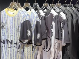 伊勢丹新宿店にてBEATINKのPOP-UP開催中 歴史に残る名盤から、最新のものまでUK発の素晴らしい音楽作品を取り揃え、 セーター、サッカーシャツ、マフラーなどのファッションアイテムから レコードプレーヤー用カートリッジまで、今回のPOP-UP用に特別に制作された スペシャルアイテムを販売! 3/1日 (土)と3/2 (日)にはDJイベントも開催!