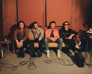 ARCTIC MONKEYS / THE CAR UKロックシーンの最高峰 アークティック・モンキーズの待望の来日を記念し、 スペシャル・ポップアップ・ストアの開催が決定! 3月11日と12日の2日間限定で、クアトロラボにオープン!