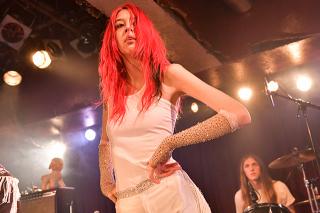 STARCRAWLER / 音の暴走列車=スタークローラーが渋谷を直撃!ロックンロールの興奮と血糊にまみれた完全無欠のパフォーマンス。昨夜の東京公演最速レポート公開!