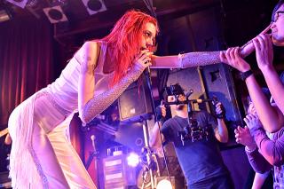 STARCRAWLER / 音の暴走列車=スタークローラーが渋谷を直撃!ロックンロールの興奮と血糊にまみれた完全無欠のパフォーマンス。昨夜の東京公演最速レポート公開!
