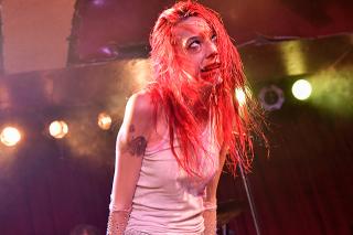 STARCRAWLER / 音の暴走列車=スタークローラーが渋谷を直撃!ロックンロールの興奮と血糊にまみれた完全無欠のパフォーマンス。昨夜の東京公演最速レポート公開!