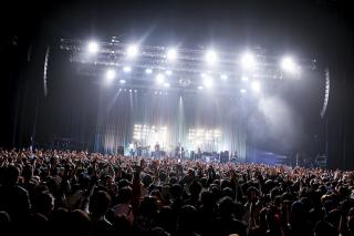 ARCTIC MONKEYS / 興奮と熱気の坩堝! 別世界に連れていくという強靭な意志を持つロックンロール・ショー