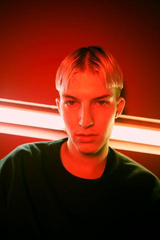 Gus Dapperton / NY出身のポップアイコン、ガス・ダパートンが新曲「Fill Me Up Anthem」を公開!