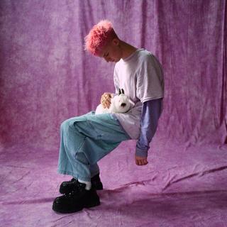 Gus Dapperton / NY出身のポップアイコン、ガス・ダパートンが新曲「Fill Me Up Anthem」を公開!