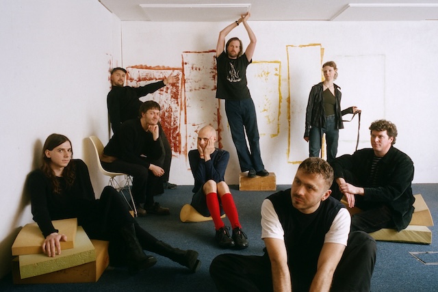 caroline / ロンドンの俊英8人による音楽集団、キャロラインが3年ぶりの新曲「Total euphoria」をミュージック・ビデオと共にリリース