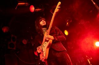 Khruangbin / 正に“伝説の一夜”! 夢見心地のファンク・サウンドに中毒者続出!! 東京公演ライブレポート公開!