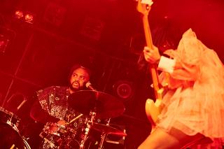 Khruangbin / 正に“伝説の一夜”! 夢見心地のファンク・サウンドに中毒者続出!! 東京公演ライブレポート公開!