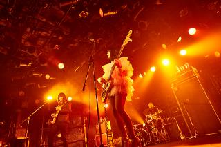 Khruangbin / 正に“伝説の一夜”! 夢見心地のファンク・サウンドに中毒者続出!! 東京公演ライブレポート公開!