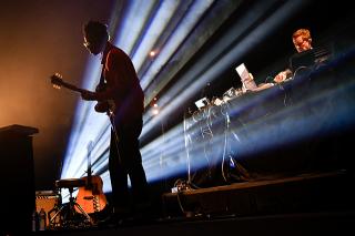 THE CINEMATIC ORCHESTRA / ザ・シネマティック・オーケストラ、待望の来日公演。 それは壮大で、豊潤で、最上の音楽体験! 東京公演ライブレポート&セットリストのプレイリスト公開! 会場で売り切れとなったオフィシャルTシャツの追加販売が決定!