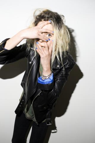 Alison Mosshart / ザ・キルズで活躍するアリソン・モシャートが新曲「It Ain't Water 」を公開! 7月31日には初となる7インチもリリース決定!