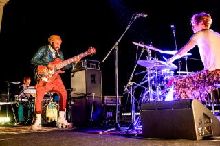 Thundercat / サンダーキャット、2022年の海外アーティストのツアーの幕開けを告げる熱狂のライブ! この2年を超えて、集まったファン・日本に最大限の愛を与えた一夜!! 抽選で出演者全員のサイン入りポスターをプレゼント!