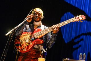 Thundercat / サンダーキャット、2022年の海外アーティストのツアーの幕開けを告げる熱狂のライブ! この2年を超えて、集まったファン・日本に最大限の愛を与えた一夜!! 抽選で出演者全員のサイン入りポスターをプレゼント!