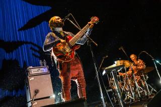 Thundercat / サンダーキャット、2022年の海外アーティストのツアーの幕開けを告げる熱狂のライブ! この2年を超えて、集まったファン・日本に最大限の愛を与えた一夜!! 抽選で出演者全員のサイン入りポスターをプレゼント!