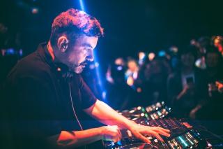 日本初開催となったBONOBO主宰のクラブイベント〈OUTLIER〉のライブレポートが到着!OUTLIER TOKYO限定グッズの受注販売は5月26日まで。OUTLIER LONDONの輸入グッズも数量限定で発売決定