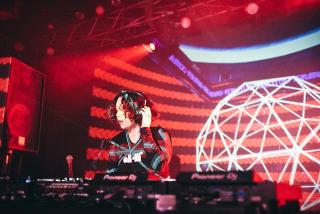 日本初開催となったBONOBO主宰のクラブイベント〈OUTLIER〉のライブレポートが到着!OUTLIER TOKYO限定グッズの受注販売は5月26日まで。OUTLIER LONDONの輸入グッズも数量限定で発売決定