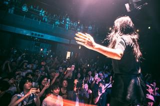 日本初開催となったBONOBO主宰のクラブイベント〈OUTLIER〉のライブレポートが到着!OUTLIER TOKYO限定グッズの受注販売は5月26日まで。OUTLIER LONDONの輸入グッズも数量限定で発売決定