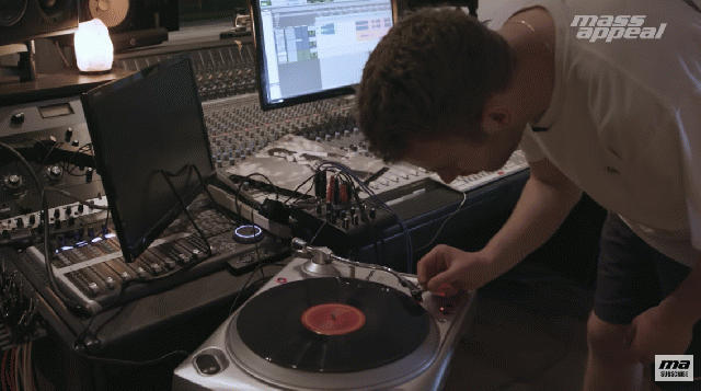 BEATINK.COM / TOM MISCH / ランダムに選んだレコードからあっという間に名曲が完成。底知れぬ才能を見せるトム・ミッシュが人気動画企画「Rhythm  Roulette」に登場!