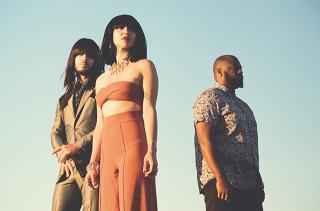 Khruangbin / 夢見心地のファンク・サウンドがこの夏苗場を魅了する!フジロック出演を記念し、特別企画盤『全てが君に微笑む』のリリースが決定! ライブ定番曲やYMOバージョンでも知られる「Firecracker」のカバーなど、すべて初CD化となる全10曲を収録!
