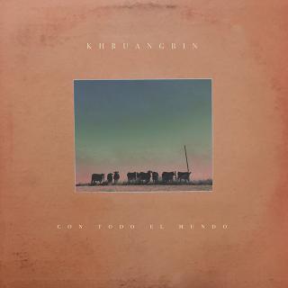 Khruangbin / 夢見心地のファンク・サウンドがこの夏苗場を魅了する!フジロック出演を記念し、特別企画盤『全てが君に微笑む』のリリースが決定! ライブ定番曲やYMOバージョンでも知られる「Firecracker」のカバーなど、すべて初CD化となる全10曲を収録!