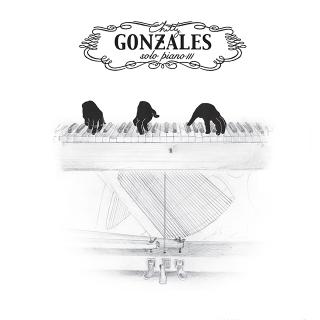 天才音楽家チリー・ゴンザレスによる傑作シリーズ最終章『Solo Piano III』リリース決定。数量限定のトートバッグ付セットも発売。予約特典としてライブ・アルバム『Live at Massey Hall』をプレゼント。
