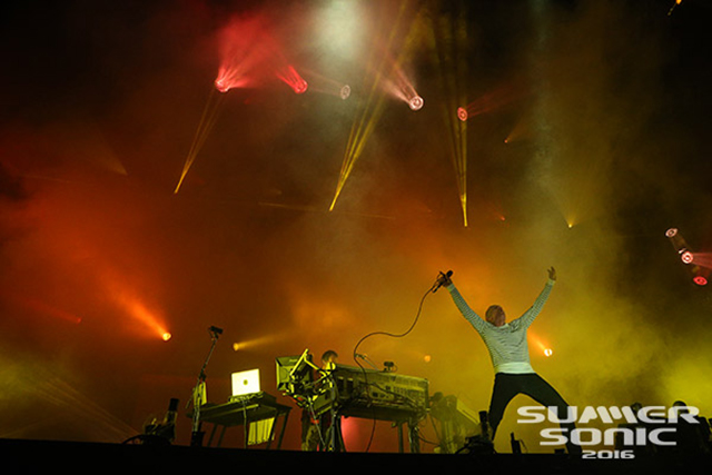 UNDERWORLD / オンラインフェスとして開催されるサマーソニック2020で、ヘッドライナーを務めた2016年の伝説のステージが放送決定! 当時会場にて販売された公式Tシャツが復刻!本日より予約受付スタート!