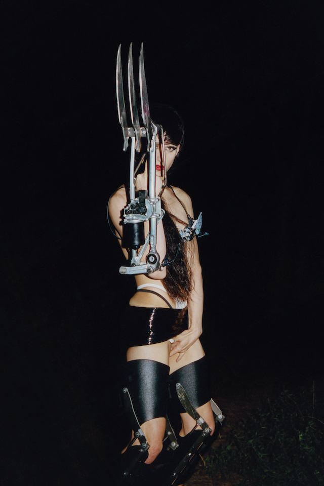 Arca / 神をも凌駕する奇才アルカ、壁を打ち破る強烈なポップ・アルバム『KiCk i』ダウンロード/ ストリーミング配信が本日開始! 新曲「Mequetrefe」のMVも合わせて公開!