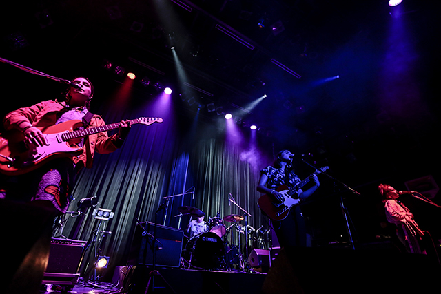 「The Man」は早くもアンセム化!不協和音スレスレの爆音と、どこまでもクールな佇まいに痺れた夜 - Goat Girl Live in Tokyo : Live Report