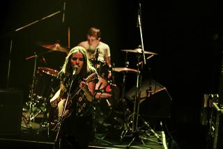 「The Man」は早くもアンセム化!不協和音スレスレの爆音と、どこまでもクールな佇まいに痺れた夜 - Goat Girl Live in Tokyo : Live Report