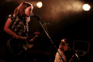 「The Man」は早くもアンセム化!不協和音スレスレの爆音と、どこまでもクールな佇まいに痺れた夜 - Goat Girl Live in Tokyo : Live Report