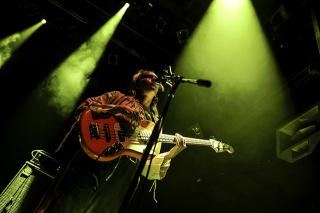 「The Man」は早くもアンセム化!不協和音スレスレの爆音と、どこまでもクールな佇まいに痺れた夜 - Goat Girl Live in Tokyo : Live Report