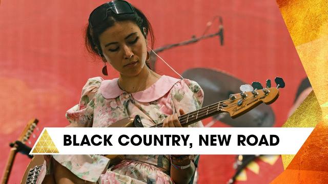 Black Country, New Road / グラストンベリー・フェスティバル 2025から ブラック・カントリー・ニュー・ロードの最新パフォーマンス映像が到着! 12月には最新アルバム『Forever Howlong』をひっさげ 東名阪のツアーが開催!