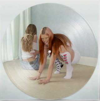 【Wet Leg Campaign 2025】最新アルバム発売を記念し、レアグッズが当たる抽選キャンペーン開催!!