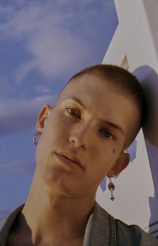 Gus Dapperton /  Z世代のポップ・アイコン、ガス・ダパートンが 最新作『Orca』より新曲「Medicine」を解禁! 先行シングル「Post Humorous」は全国FM9局でヘビープレイ中! アナログ盤の発売も決定!