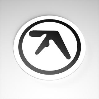 APHEX TWIN / 突如発表された5年ぶりとなる最新作『Blackbox Life Recorder 21f / In a Room7 F760』のリリースに合わせて名盤4タイトルが大型ロゴ・マグネット付の新装盤で発売決定!