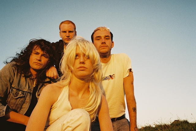 Amyl and The Sniffers / 電光石火の稲妻パンクス凱旋! アミル・アンド・ザ・スニッファーズ、最新作『Comfort to Me』発売決定! 新曲「Guided By Angles」MV公開!