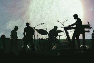 TYCHO / フジロック'25ライブレポートが到着! 生楽器とエレクトロミュージックを融合させた 新たなアートフォームを提示した圧巻のステージ!