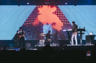 TYCHO / フジロック'25ライブレポートが到着! 生楽器とエレクトロミュージックを融合させた 新たなアートフォームを提示した圧巻のステージ!
