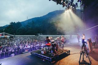 black midi / ブラック・ミディ フジロックのライブレポが公開! ホワイトステージの温度を業火で爆上げ!  フジロック会場で完売となった限定Tシャツは、 現在BEATINK.COMにて受注予約受付中! 予約受付は8月6日まで!