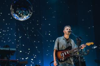 Tom Misch / 日本のファンとの絆を深めた堂々のステージ トム・ミッシュ、フジロックのライブレポを公開!